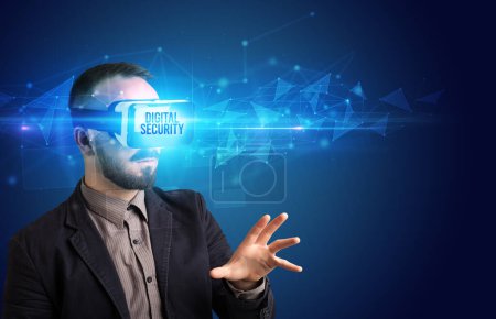 Téléchargez les photos : Homme d'affaires regardant à travers des lunettes de réalité virtuelle avec inscription DIGITAL SECURITY, concept de cybersécurité - en image libre de droit