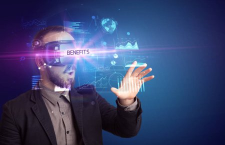 Téléchargez les photos : Homme d'affaires regardant à travers des lunettes de réalité virtuelle avec l'inscription AVANTAGES, nouveau concept d'entreprise - en image libre de droit