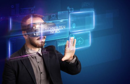 Téléchargez les photos : Homme d'affaires regardant à travers des lunettes de réalité virtuelle avec TECHNOLOGIE NOUVELLES inscription, nouveau concept de technologie - en image libre de droit