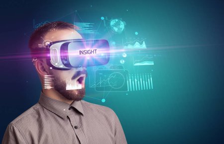 Téléchargez les photos : Homme d'affaires regardant à travers des lunettes de réalité virtuelle avec inscription INSIGHT, nouveau concept d'entreprise - en image libre de droit
