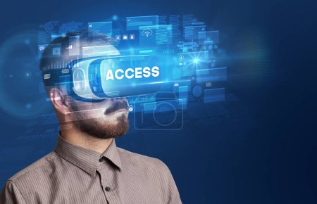 Téléchargez les photos : Homme d'affaires regardant à travers des lunettes de réalité virtuelle avec inscription ACCESS, concept de sécurité innovant - en image libre de droit