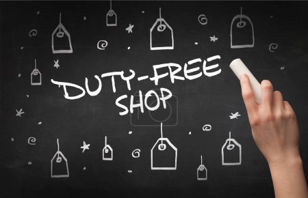 Foto de Dibujo a mano DETY-FREE SHOP inscripción con tiza blanca en pizarra, concepto de compras en línea - Imagen libre de derechos