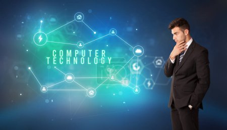 Téléchargez les photos : Homme d'affaires devant les icônes du cloud avec inscription COMPUTER TECHNOLOGY, concept de technologie moderne - en image libre de droit