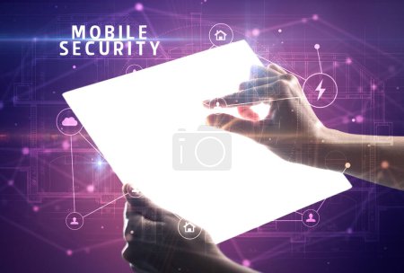 Foto de Tableta futurista con inscripción MOBILE SECURITY, concepto de seguridad cibernética - Imagen libre de derechos