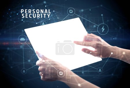 Foto de Soporte de tableta futurista con inscripción de SEGURIDAD PERSONAL, concepto de seguridad cibernética - Imagen libre de derechos