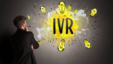Foto de Hombre de negocios dibujo bombilla de colores con abreviatura IVR, concepto de idea de nueva tecnología - Imagen libre de derechos