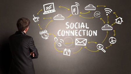 Foto de Hombre de negocios dibujando iconos de redes sociales con inscripción SOCIAL CONNECTION, nuevo concepto de medios - Imagen libre de derechos