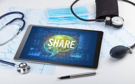 Téléchargez les photos : Tablette PC et outils médicaux avec inscription SHARE, concept de distanciation sociale - en image libre de droit