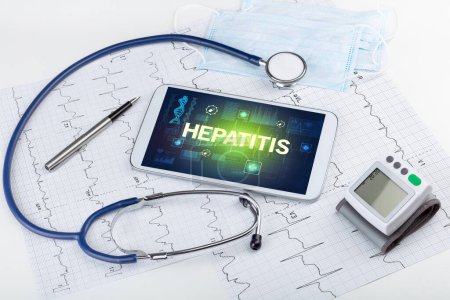 Foto de Tablet PC y material médico con inscripción HEPATITIS, concepto de prevención - Imagen libre de derechos