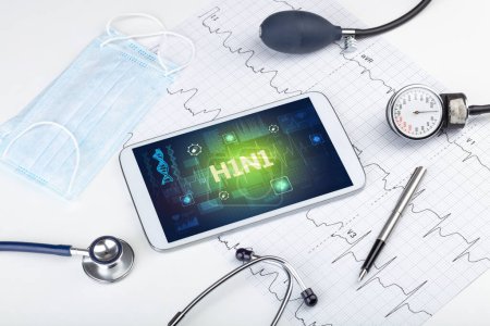 Foto de Tablet PC y material médico con inscripción H1N1, concepto de prevención - Imagen libre de derechos