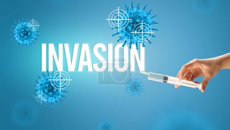 Téléchargez les photos : Vue rapprochée des médecins dans une seringue à gants blancs avec inscription INVASION, concept d'antidote contre le coronavirus - en image libre de droit