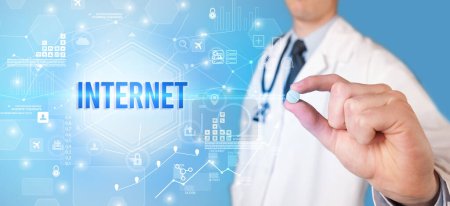 Foto de Médico dando una píldora con inscripción de INTERNET, concepto de solución de nueva tecnología - Imagen libre de derechos