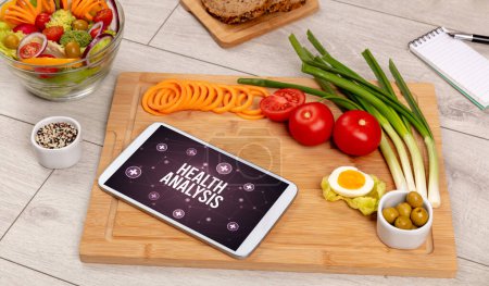 GESUNDHEITSANALYSE-Konzept im Tablet-PC mit gesunder Ernährung von oben