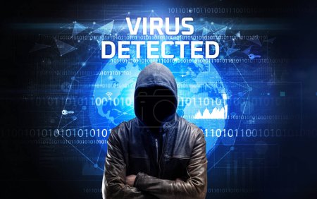Foto de Hacker sin rostro en el trabajo con la inscripción VIRUS DETECTED, Concepto de seguridad informática - Imagen libre de derechos