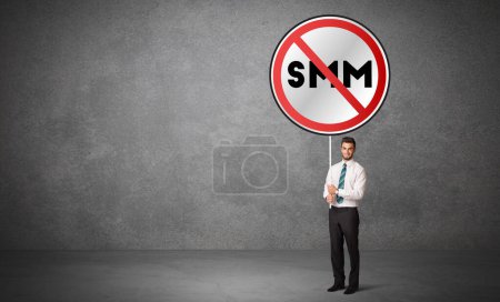 Foto de Señal de tráfico Holdig para jóvenes empresarios con abreviatura SMM, concepto de solución tecnológica - Imagen libre de derechos