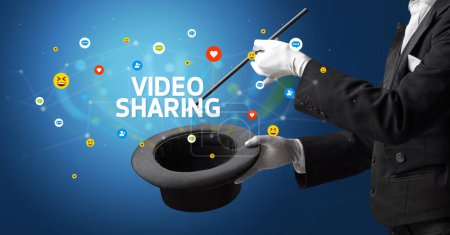 Foto de Mago está mostrando truco de magia con la inscripción VIDEO COMPARTIR, concepto de marketing en redes sociales - Imagen libre de derechos
