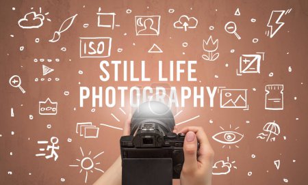 Téléchargez les photos : Prise de vue manuelle avec appareil photo numérique et inscription STILL LIFE PHOTOGRAPHY, concept de réglages de la caméra - en image libre de droit