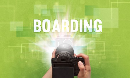 Foto de Primer plano de una cámara digital de mano con inscripción BOARDING, concepto de viaje - Imagen libre de derechos