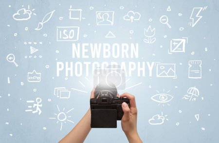 Téléchargez les photos : Prise de vue manuelle avec appareil photo numérique et inscription NEWBORN PHOTOGRAPHY, concept de réglages de l'appareil photo - en image libre de droit