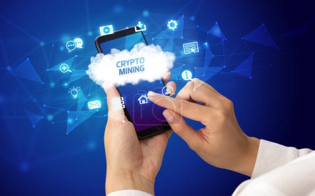 Foto de Smartphone de mano femenina con inscripción CRYPTO MINING, concepto de tecnología en la nube - Imagen libre de derechos