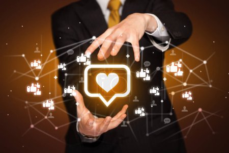 Téléchargez les photos : Handholdig bulle de parole avec une icône de coeur autour de ses mains, concept de réseautage social - en image libre de droit