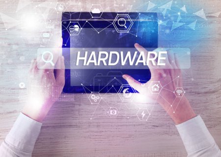 Foto de Primer plano de una tableta que busca la inscripción HARDWARE, concepto de computación de alta tecnología - Imagen libre de derechos