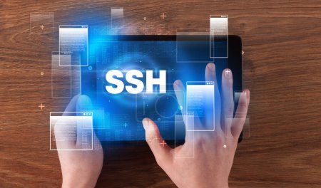 Foto de Primer plano de una tableta de mano con abreviatura SSH, concepto de tecnología moderna - Imagen libre de derechos