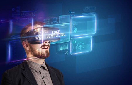 Foto de Hombre de negocios mirando a través de gafas de realidad virtual con inscripción EDGE COMPUTING, concepto de nueva tecnología - Imagen libre de derechos