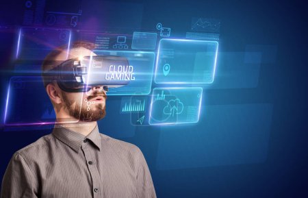 Foto de Hombre de negocios mirando a través de gafas de realidad virtual con inscripción CLOUD GAMING, concepto de nueva tecnología - Imagen libre de derechos