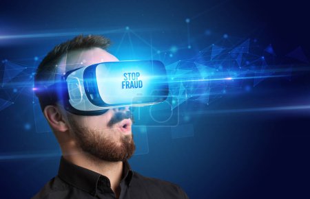 Foto de Hombre de negocios mirando a través de gafas de realidad virtual con inscripción STOP FRAUD, concepto de seguridad cibernética - Imagen libre de derechos