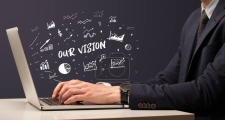 Foto de Empresario trabajando en el ordenador portátil con NUESTRA VISIÓN inscripción, concepto de negocio moderno - Imagen libre de derechos