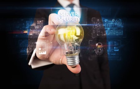 Foto de Empresario portador de bombilla con inscripción SERVER SECURITY, concepto de idea de seguridad online - Imagen libre de derechos