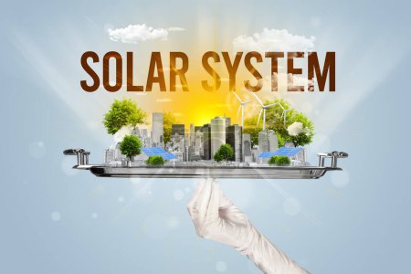 Foto de Camarero que sirve a la ciudad ecológica con inscripción SOLAR SYSTEM, concepto de energía renovable - Imagen libre de derechos
