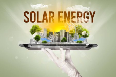 Foto de Camarero que sirve a la ciudad ecológica con inscripción SOLAR ENERGY, concepto de energía renovable - Imagen libre de derechos