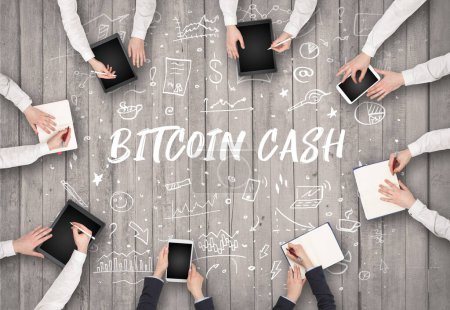Foto de Grupo de empresarios que trabajan en la oficina con la inscripción Bitcoin Cash, concepto de coworking - Imagen libre de derechos