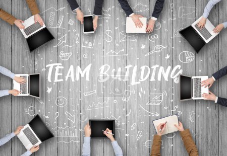 Téléchargez les photos : Groupe de gens d'affaires travaillant au bureau avec l'inscription TEAM BUILDING, concept de coworking - en image libre de droit