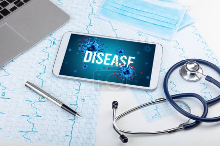 Foto de Tablet PC y herramientas médicas en superficie blanca con inscripción ENFERMEDAD, concepto pandémico - Imagen libre de derechos