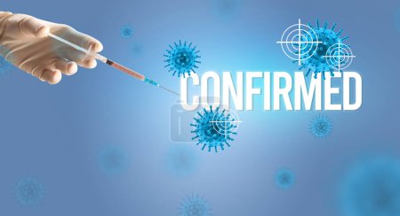 Téléchargez les photos : Vue rapprochée des médecins dans une seringue à gants blancs avec inscription CONFIRMÉE, concept d'antidote au coronavirus - en image libre de droit