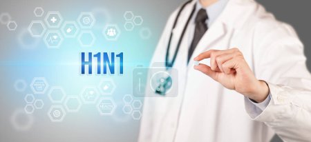 Téléchargez les photos : Gros plan d'un médecin vous donnant une pilule avec inscription H1N1, concept médical - en image libre de droit