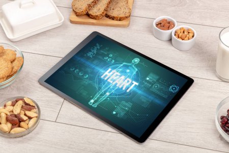 Téléchargez les photos : Concept HEART en tablette avec fruits, vue de dessus - en image libre de droit