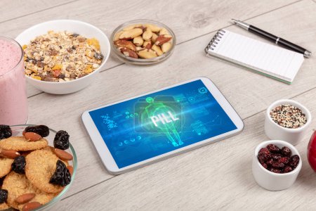 Téléchargez les photos : Concept PILL en tablette avec fruits, vue de dessus - en image libre de droit