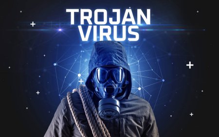 Foto de Misterioso hacker con inscripción VIRUS TROJAN, inscripción concepto de ataque en línea, concepto de seguridad en línea - Imagen libre de derechos