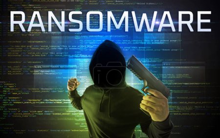 Téléchargez les photos : Hacker sans visage avec inscription RANSOMWARE sur un fond de code binaire - en image libre de droit