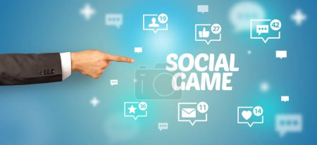 Foto de Primer plano de la mano recortada apuntando a la inscripción SOCIAL GAME, concepto de redes sociales - Imagen libre de derechos