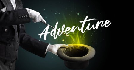 Téléchargez les photos : Magicien montre tour de magie avec l'inscription Aventure, concept de voyage - en image libre de droit
