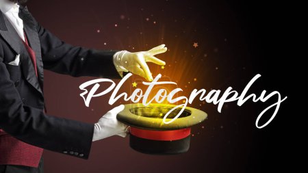 Téléchargez les photos : Magicien montre tour de magie avec l'inscription Photographie, concept de voyage - en image libre de droit