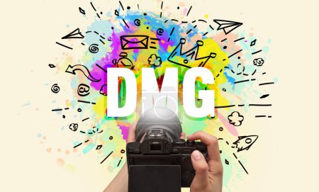 Téléchargez les photos : Gros plan d'un appareil photo numérique à main avec dessin abstrait et inscription DMG - en image libre de droit