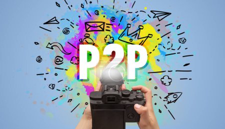 Téléchargez les photos : Gros plan d'un appareil photo numérique à main avec dessin abstrait et inscription P2P - en image libre de droit