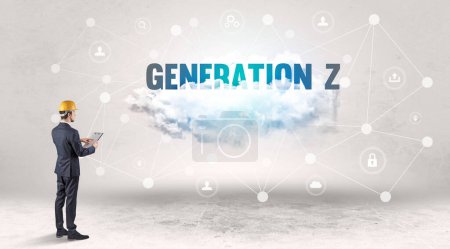 Téléchargez les photos : Ingénieur travaillant sur un concept de médias sociaux avec inscription GENERATION Z - en image libre de droit