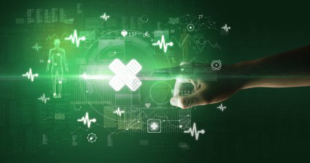Téléchargez les photos : Médecin main appuyant sur dispositif de santé futuriste avec symbole de bandage à l'écran, concept futuriste - en image libre de droit